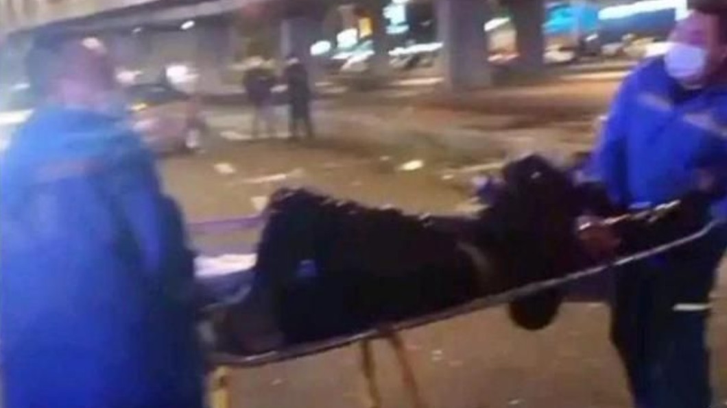 傷者被抬上擔架送醫。（圖／翻攝自《鳳凰報》）