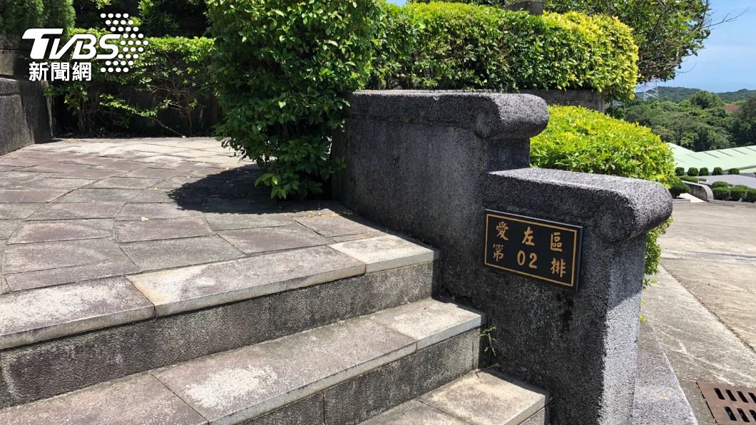 愛區墓園編號為愛左區貳排伍號。(圖/TVBS)