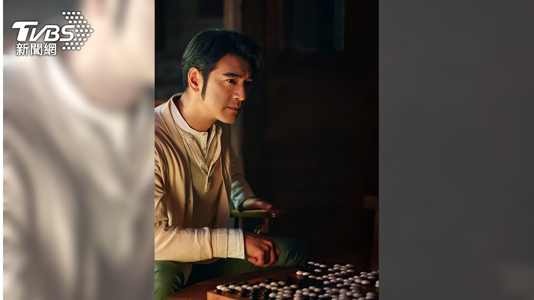 金城武在小木屋中下棋。(圖/福隆提供)