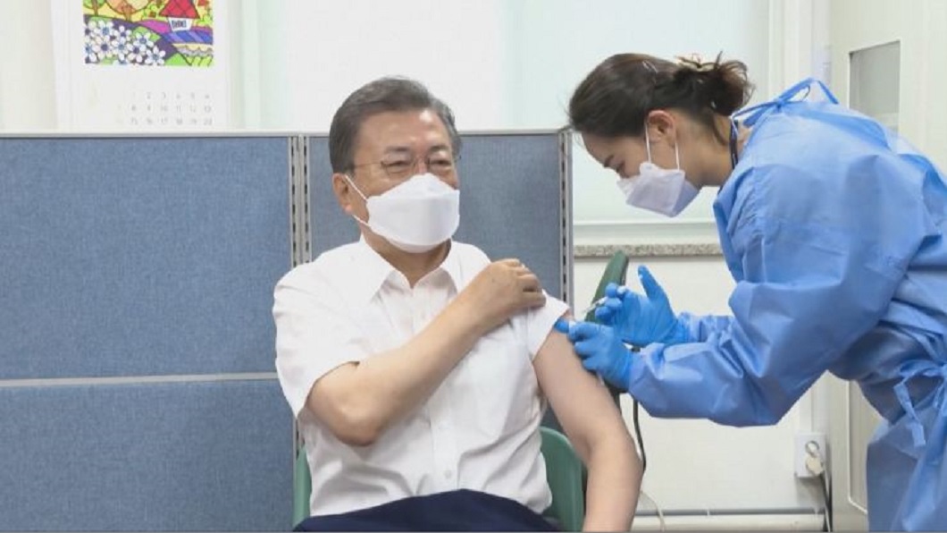 帶頭宣導安全性 文在寅夫婦接種AZ疫苗