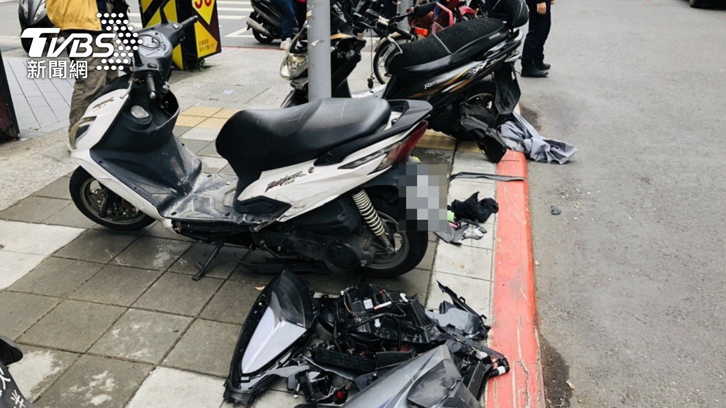 特斯拉車輛還撞倒3名停等紅燈的機車騎士。(圖/TVBS)