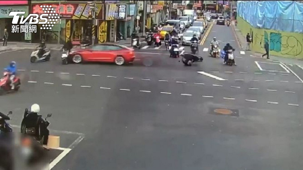 監視器拍下車禍發生情況。(圖/TVBS)