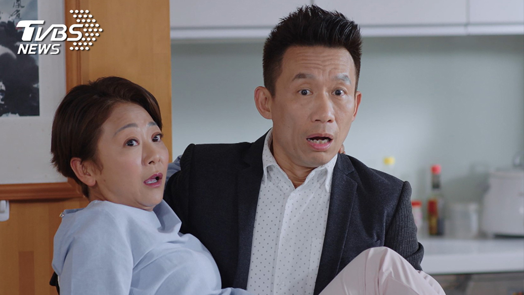 郭子乾英雄救美霸氣公主抱曹蘭被撞見。圖/TVBS