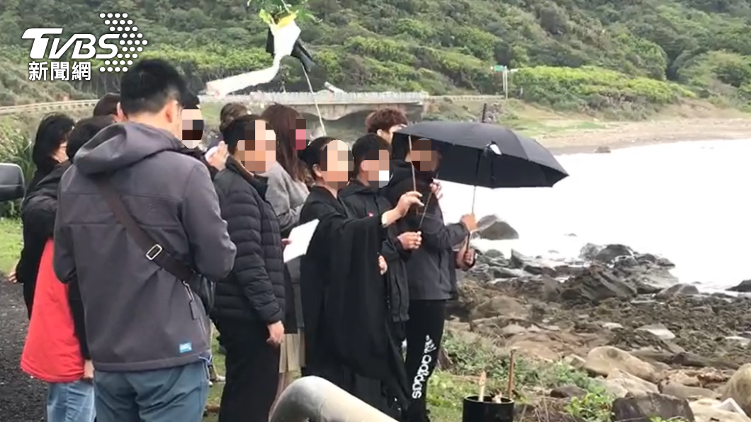 飛官羅尚樺殉職 妻挺孕肚忍2小時山路招魂