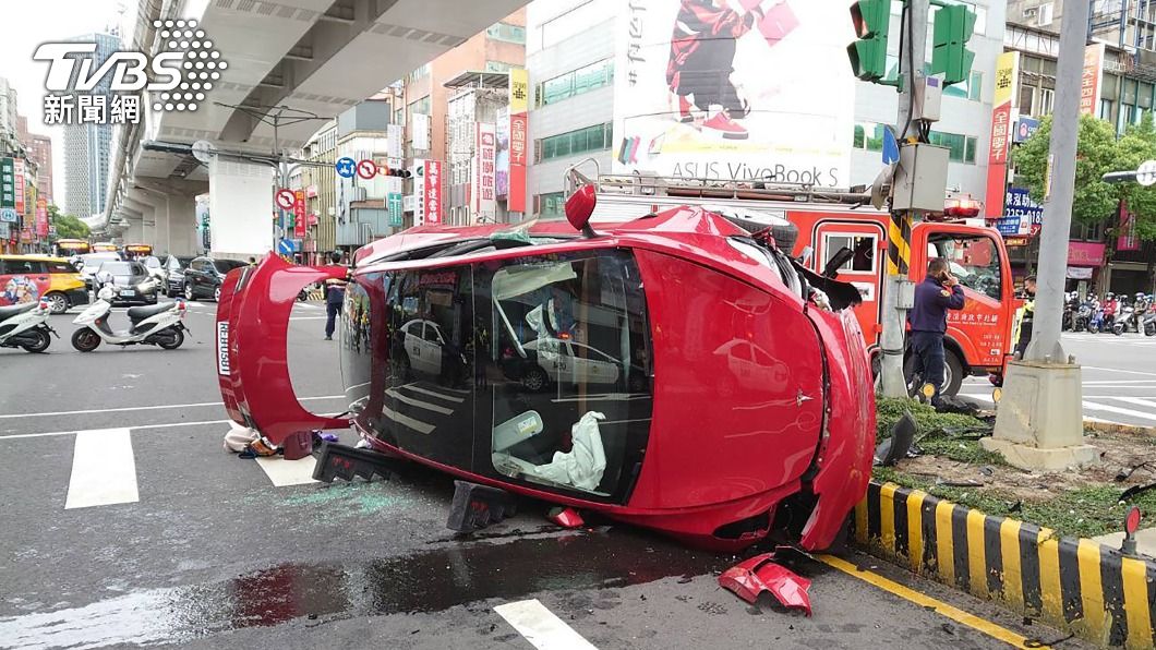 特斯拉疑闖紅燈撞3機車後翻覆 5人急送醫