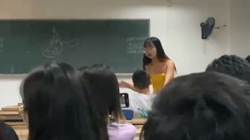 女方不顧教室還有其他人在場直接對男方掌摑。(圖/翻攝自微博)