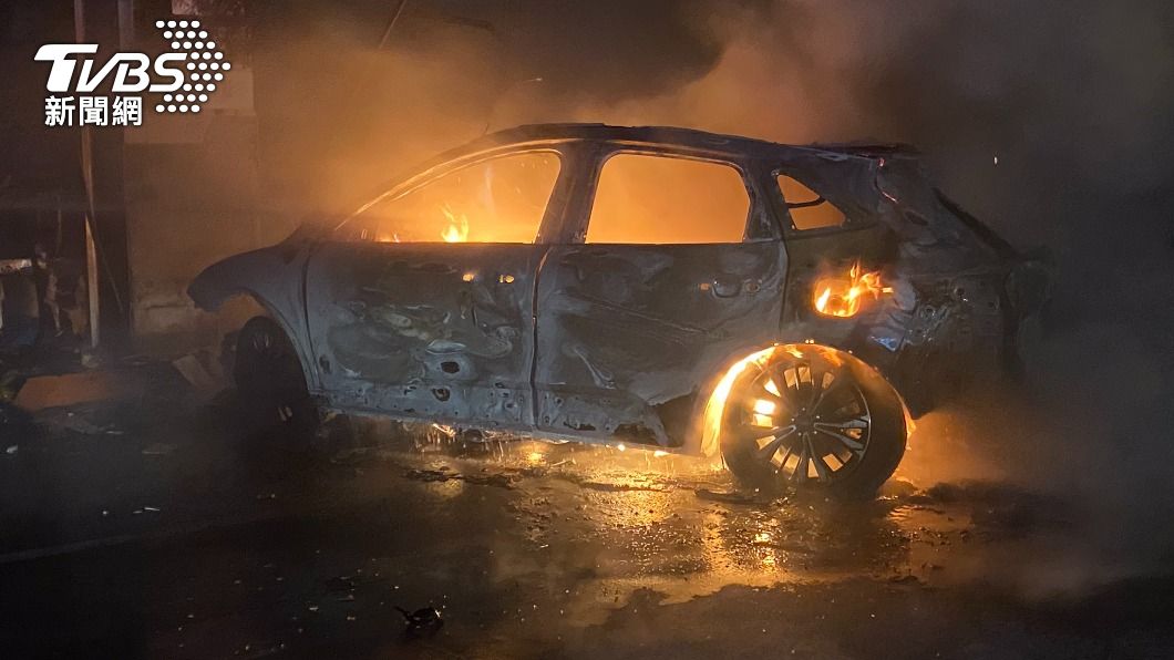 駕駛下國道旗山末端「直撞加油站」 轎車爆炸慘成焦屍