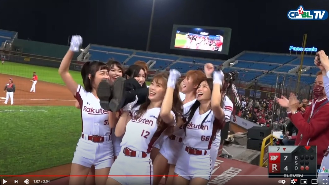 樂天女孩開心地將鄭文燦抬起。（圖／翻攝自中華職棒YouTube）