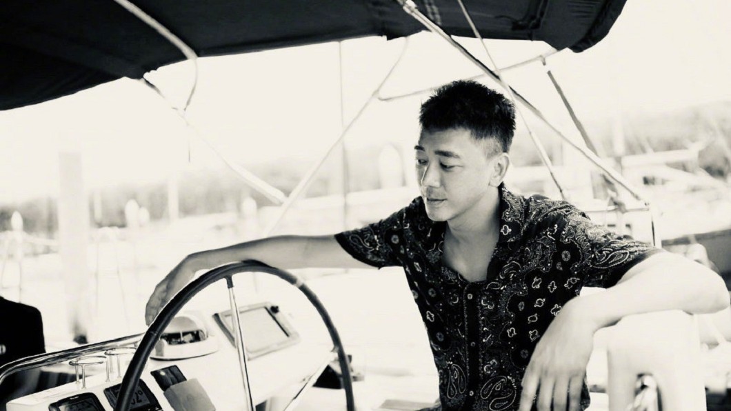 蘇見信周旋與辣妹之間,被形容是情場高手。(圖/翻攝自蘇見信微博)
