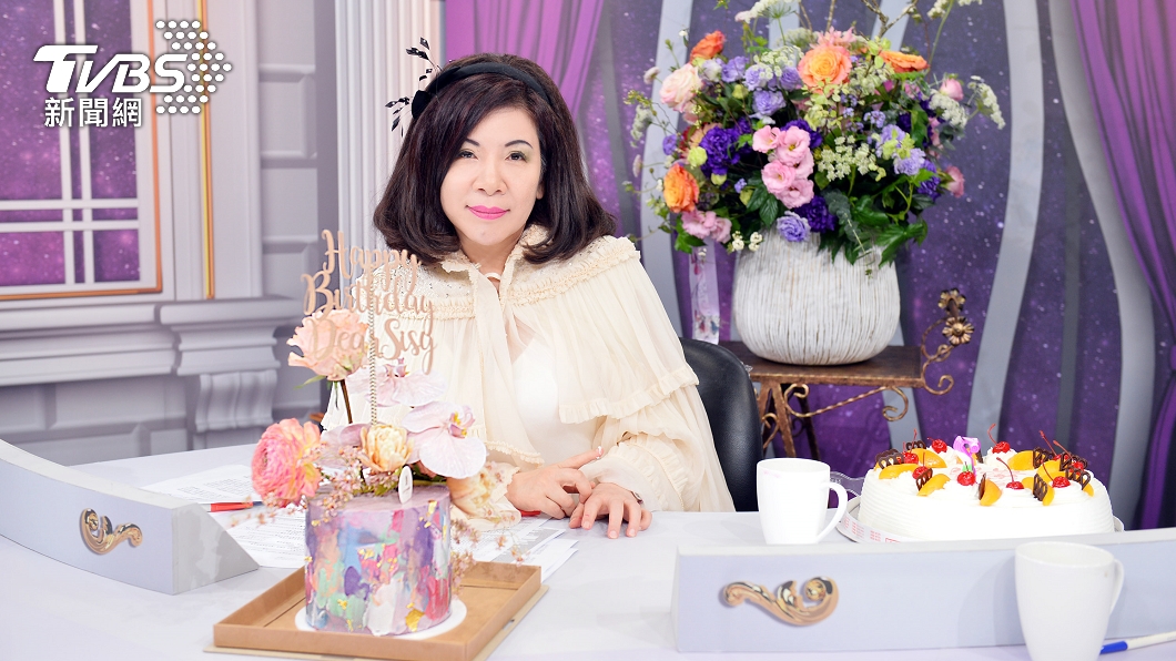 陳文茜與TVBS送的特製蛋糕及花束合影。(圖/TVBS)