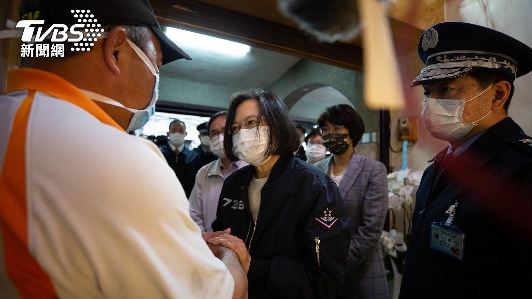 蔡英文慰問失事飛官家屬 羅尚樺父:感謝國家栽培