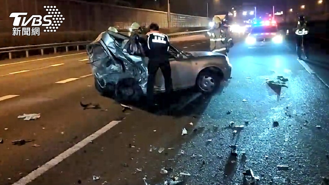國1高雄段車禍被撞到車尾全凹　女駕駛送醫不治