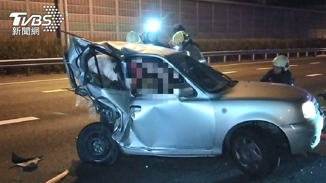 國1南下嚴重車禍「車尾被撞扁消失」　女駕駛受困不治