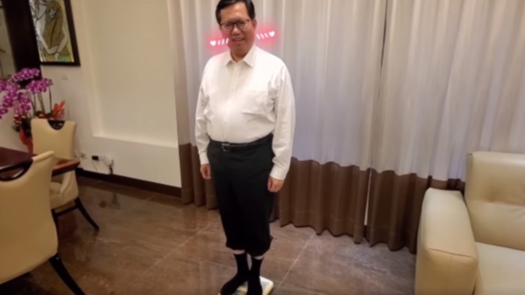 鄭文燦站在體重機上公布體重。（圖／翻攝自鄭文燦臉書）