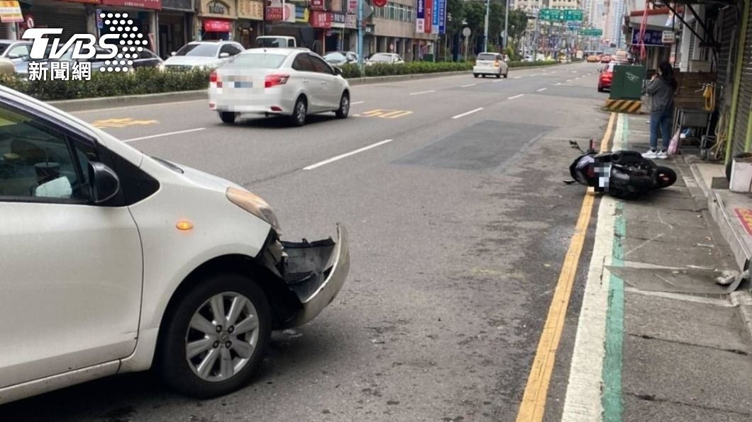 新店轎車不打燈向右急切！騎士遭撞倒地「橫掃」路人