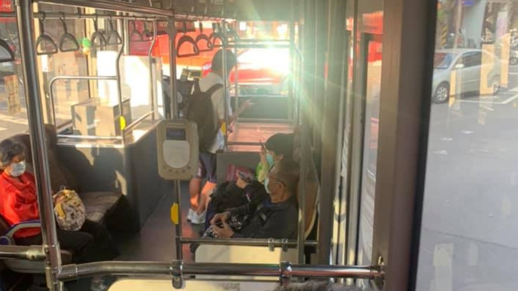 台北男出差搭公車 見雄中生到站暖舉讚:最美風景