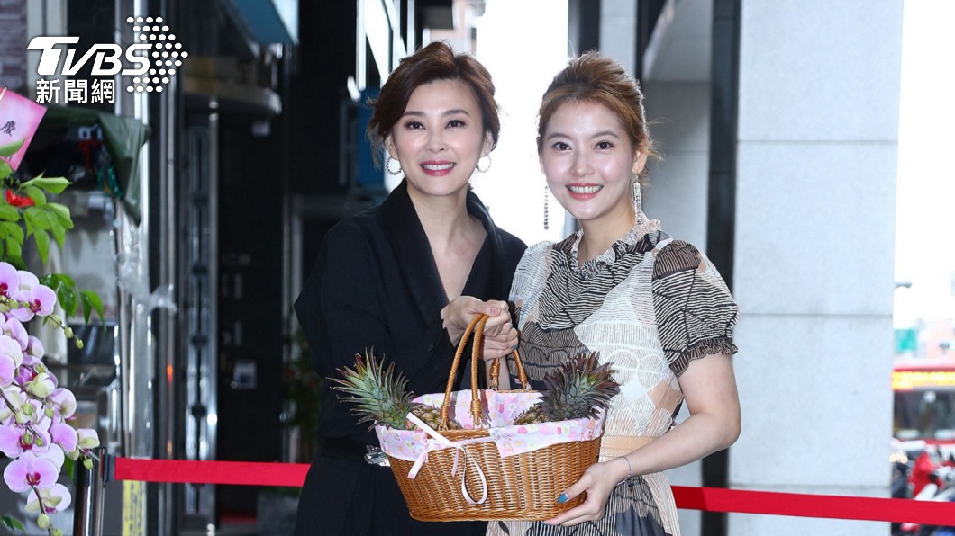 王樂妍(圖右)將店裡第1位終身VIP獻給方馨。(圖/超級紅娛樂提供)