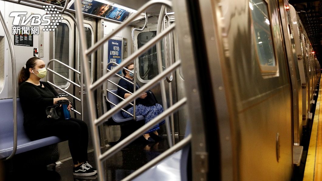 亞裔女紐約搭車慘遇騷擾　白人男「掏槍」噴尿濺滿身