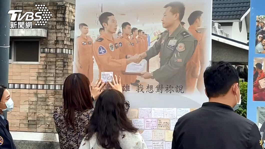 殉職飛官羅尚樺靈堂貼滿追思卡　孕妻悲喊：下輩子再續