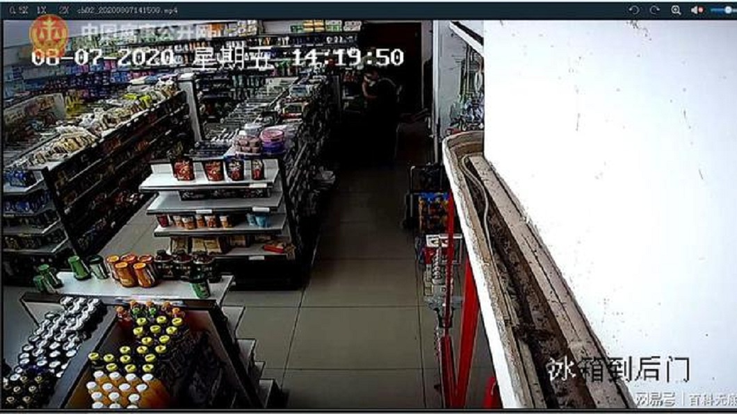 小姨子提分手男方求復合遭拒,便跑到附近超商買菜刀。(圖/翻攝自網易新聞)