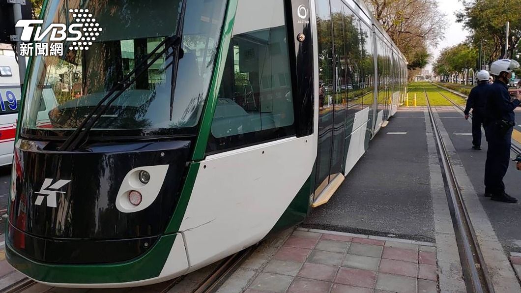 高雄輕軌與機車發生擦撞意外　僅騎士受傷送醫