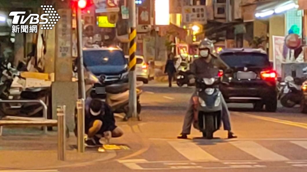 高中生的善舉吸引路過的機車騎士關注。(圖/吳勝宏提供)