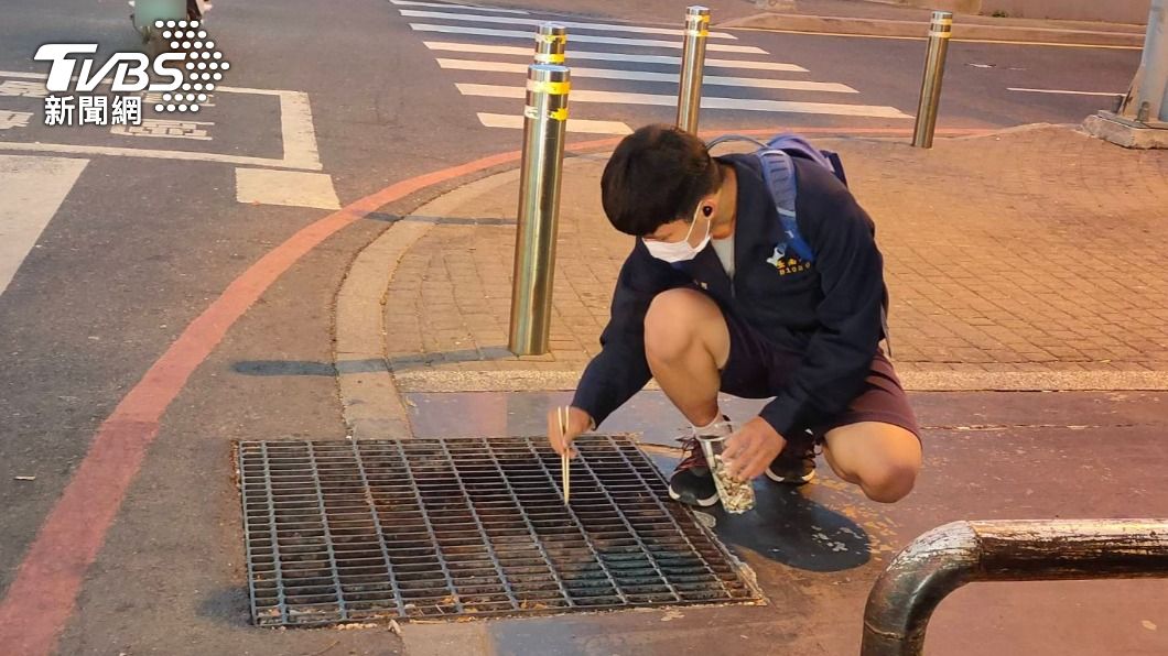 高中生的杯子已裝至半滿以上。(圖/吳勝宏提供)