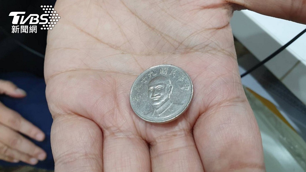 女網友結帳時發現自己少帶了10元。（示意圖／shutterstock 達志影像）