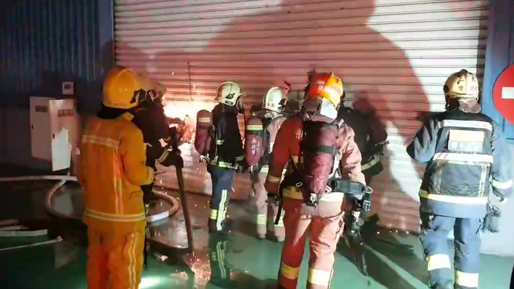 警消破壞倉庫鐵門灌救。（圖／民眾提供）
