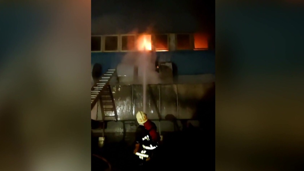 倉庫內不斷竄出火舌。（圖／民眾提供）