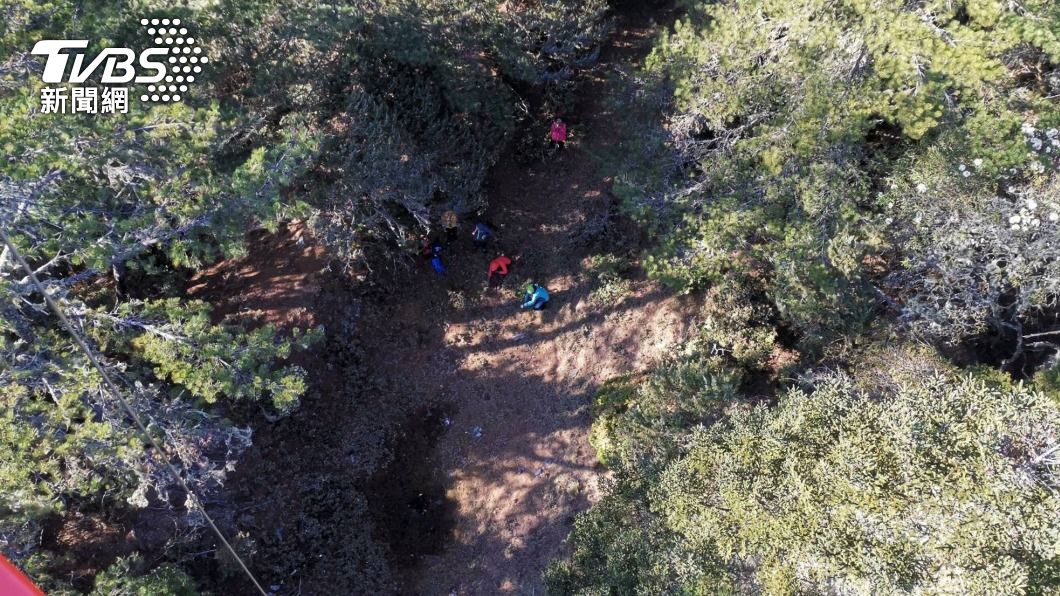 男爬新康山線摔落50公尺山谷受傷 空勤吊掛救援