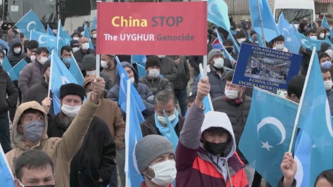 王毅出訪土耳其 3百名維族包圍領事館抗議