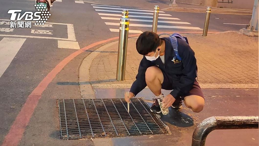 為淨街勘地形蹲路旁撿菸蒂 南一中學生意外爆紅
