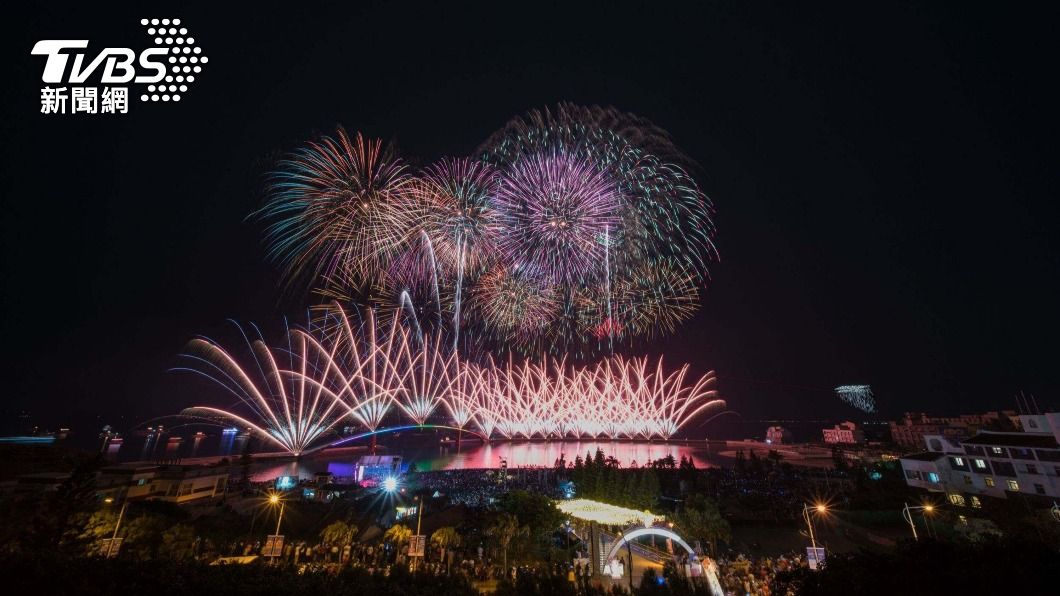 澎湖海上花火節搭LINE十週年 熊大兔兔現身夜空