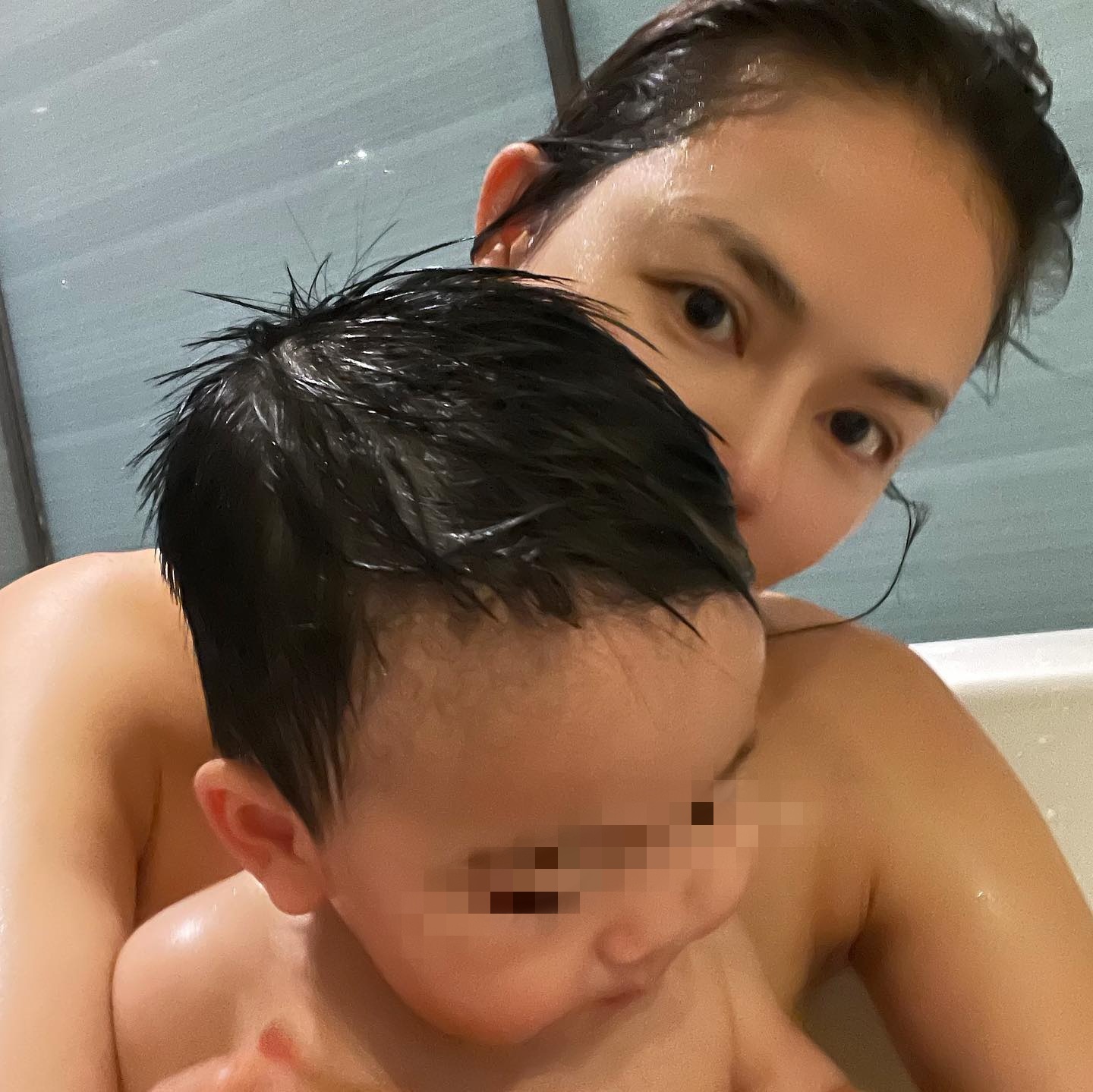 劉香慈先前也曬出大尺度濕身共浴照。(圖/翻攝自劉香慈臉書)