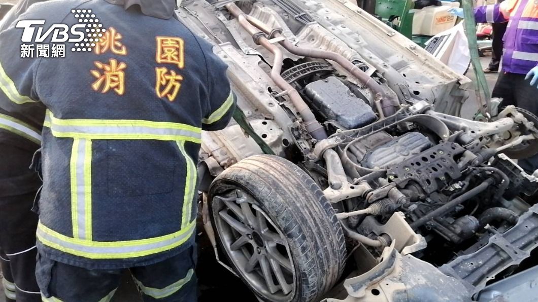 警方判斷,應是撞到路旁護欄後再撞電線桿才翻覆。(圖/TVBS)