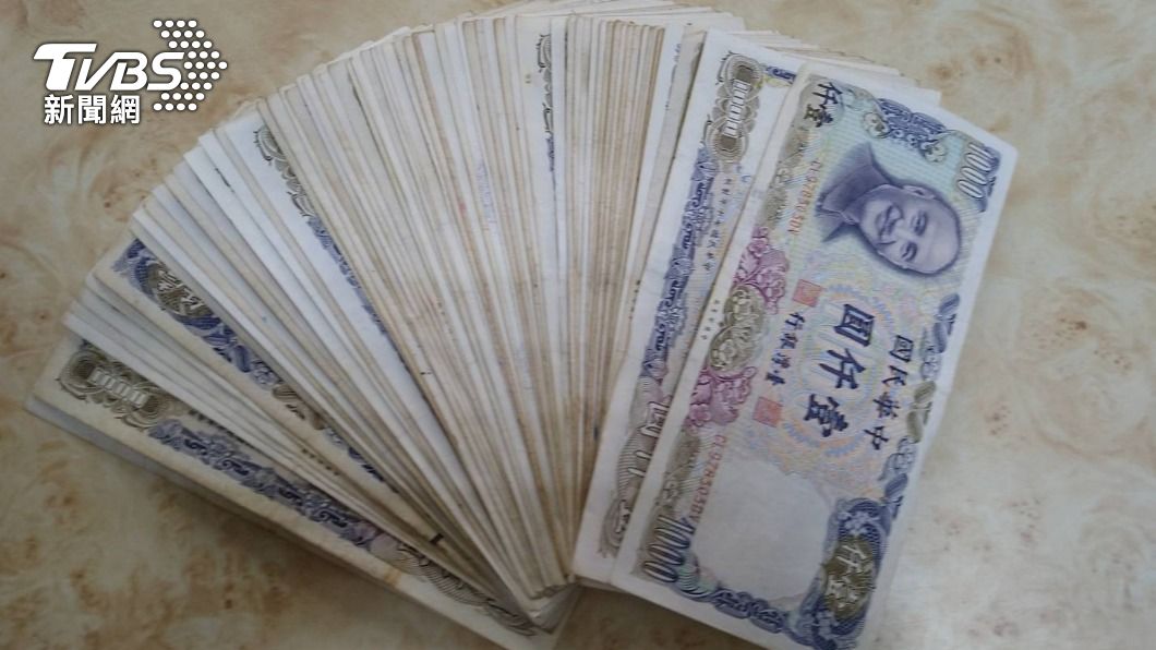 誰的私房錢？清潔隊拆報廢床　「6.9萬現金」飛噴撒出