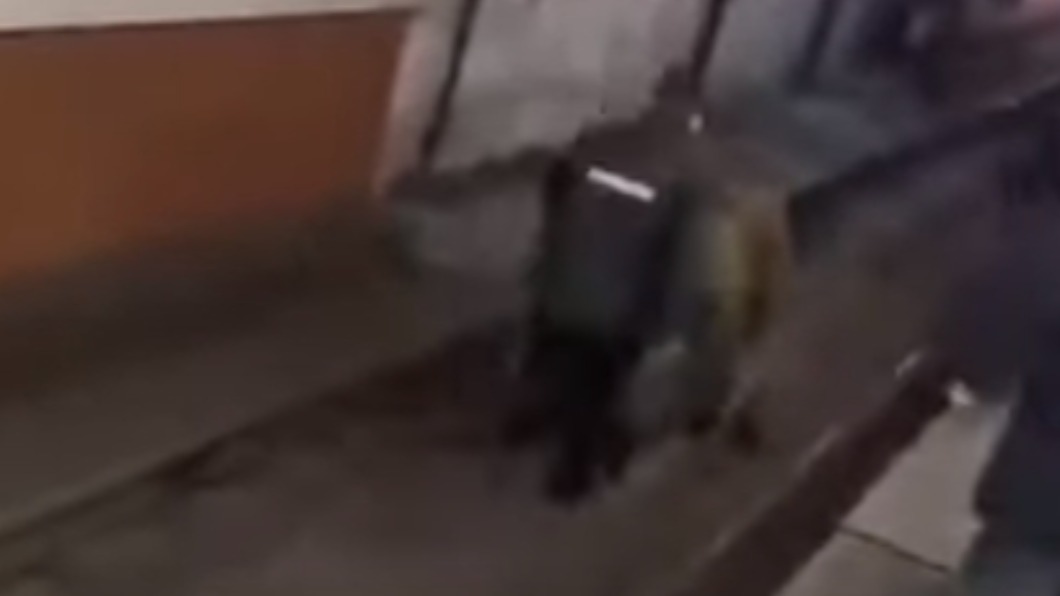 地鐵警衛上前阻止男子行徑。(圖/翻攝自The Бабель YouTube)