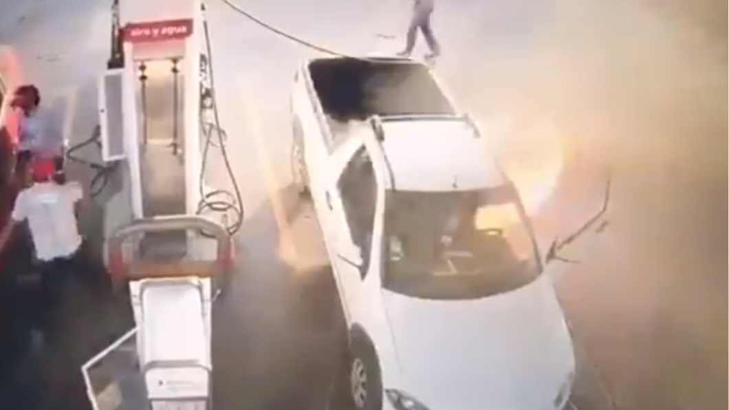 加油站滑手機「油箱狂炸火焰」 墨男愛車燒成廢鐵