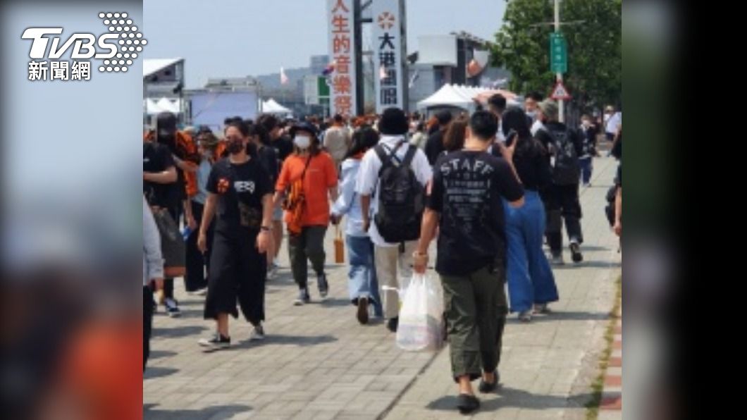 大港開唱湧入許多樂迷參與。(圖/中央社)