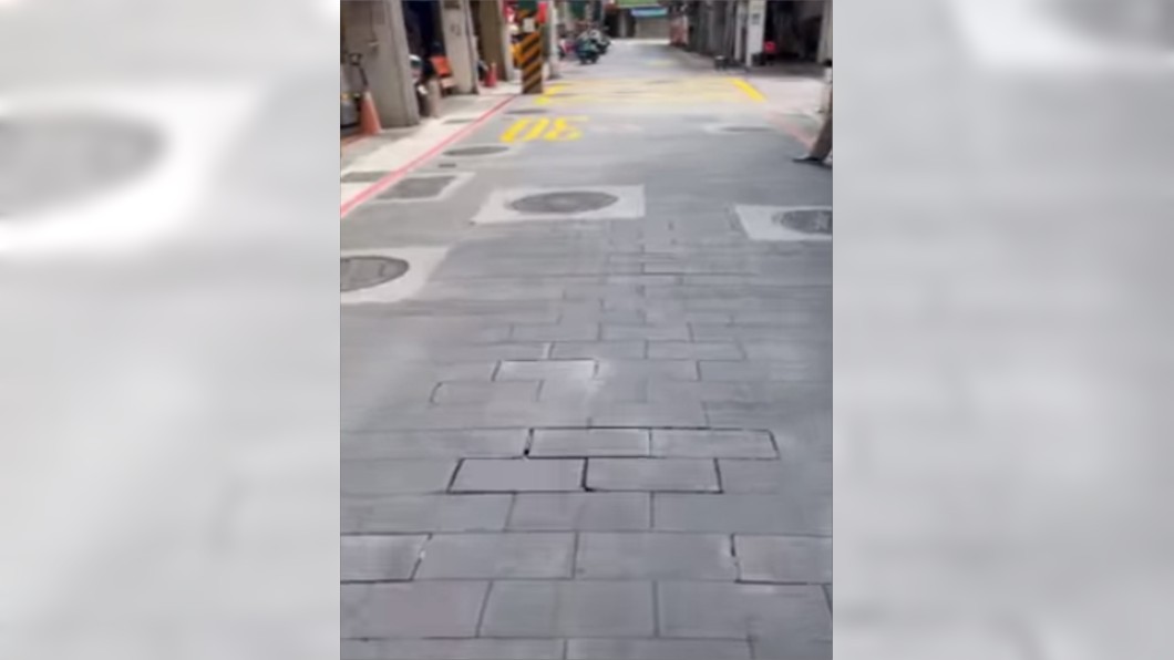 士林夜市出現人孔蓋比人多的景象。(圖/翻攝自路上觀察學院Facebook)