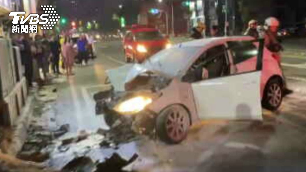 高雄嚴重車禍!汽機車相撞 女騎士噴飛意識不清送醫