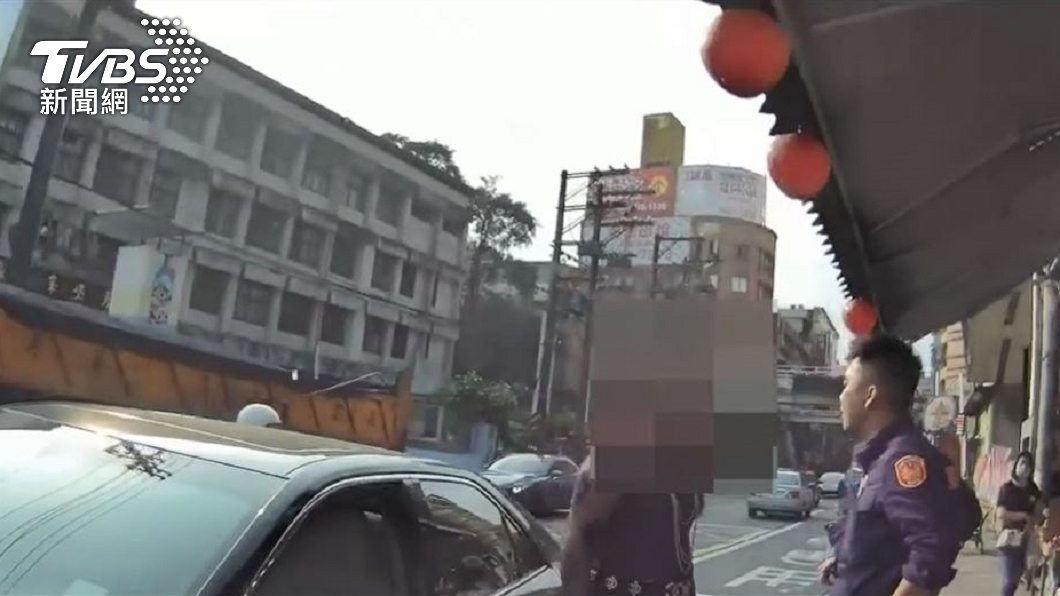 劉姓婦人違停還大聲嗆員警。(圖/TVBS)