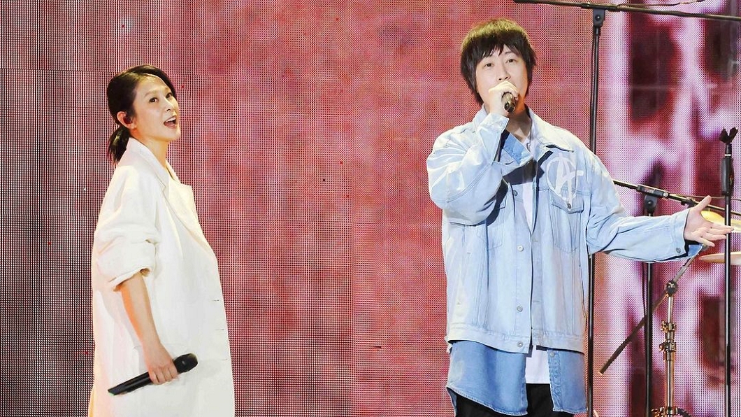 阿信攜奶妹登台 虧劉若英:再不唱〈成全〉變林宥嘉的歌