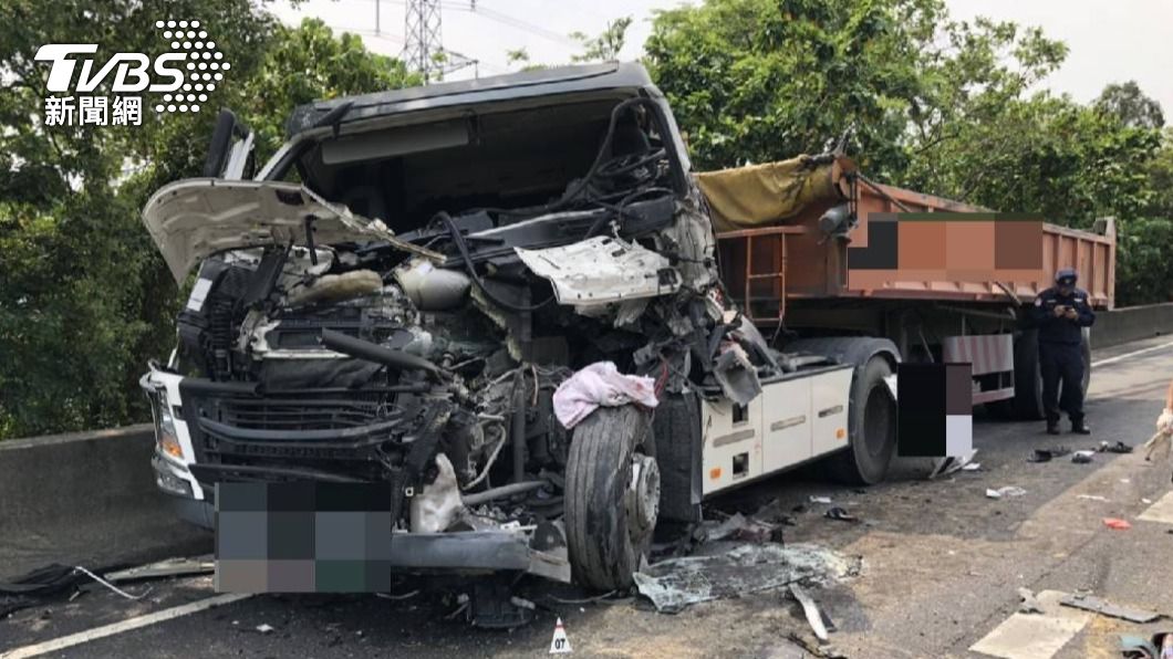 國道3南下「3車追撞」　砂石車頭全毀、1人無意識
