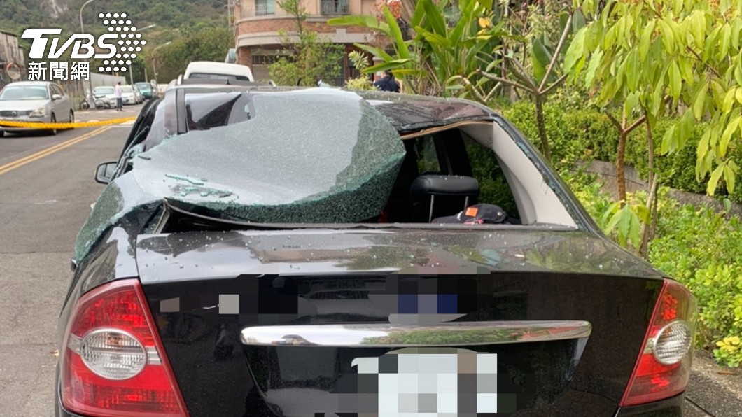 高雄59歲警墜14樓　「砸中路邊小客車」身亡