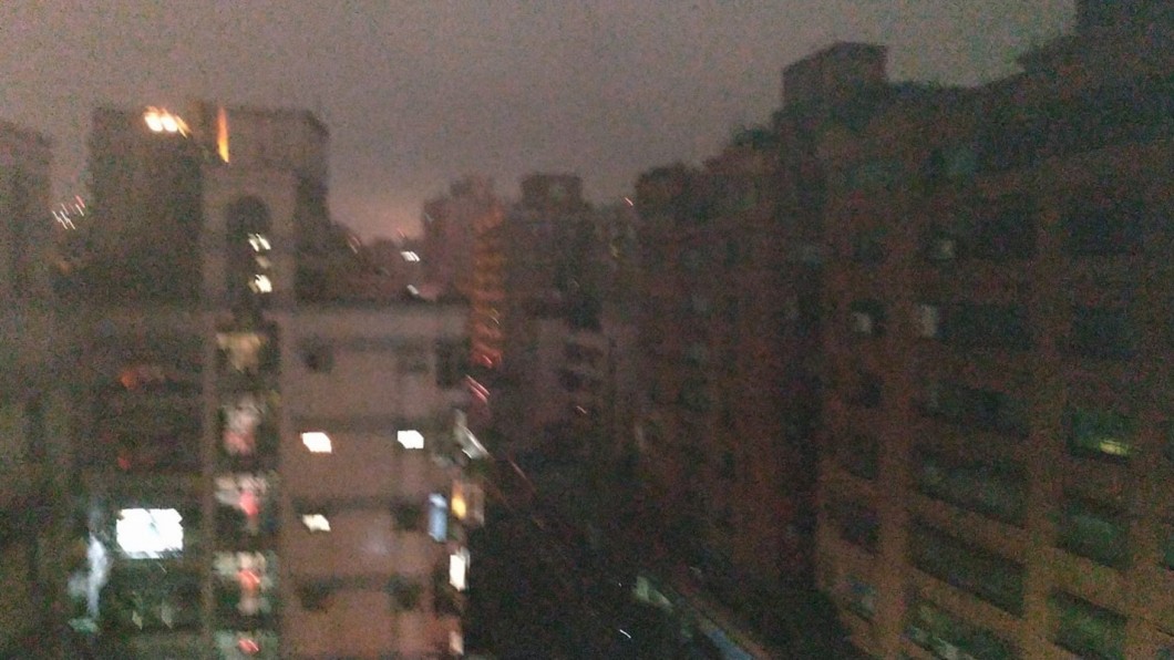 民權東路六段296巷,一半黑一半亮。(圖/翻攝自我是東湖人臉書社團)