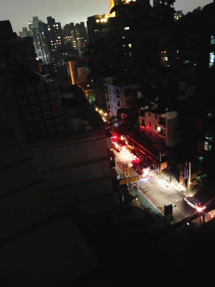 民權東路、康寧路口大停電,多輛消防車在巡邏。(圖/翻攝自我是東湖人臉書社團)