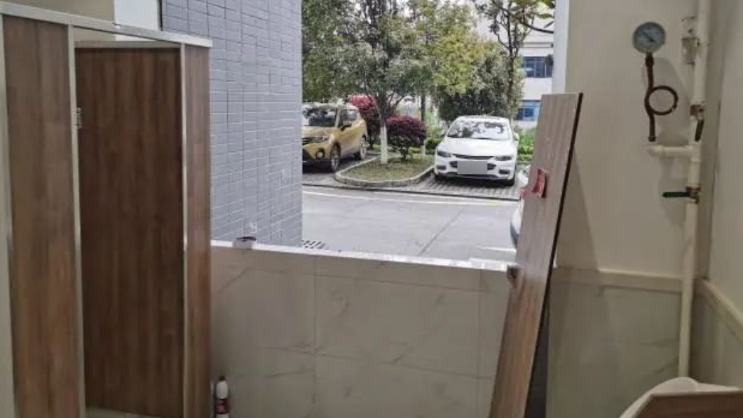 蔡男欲在廁所點菸,意外引發爆炸。(圖/翻攝自《瀟湘晨報》)