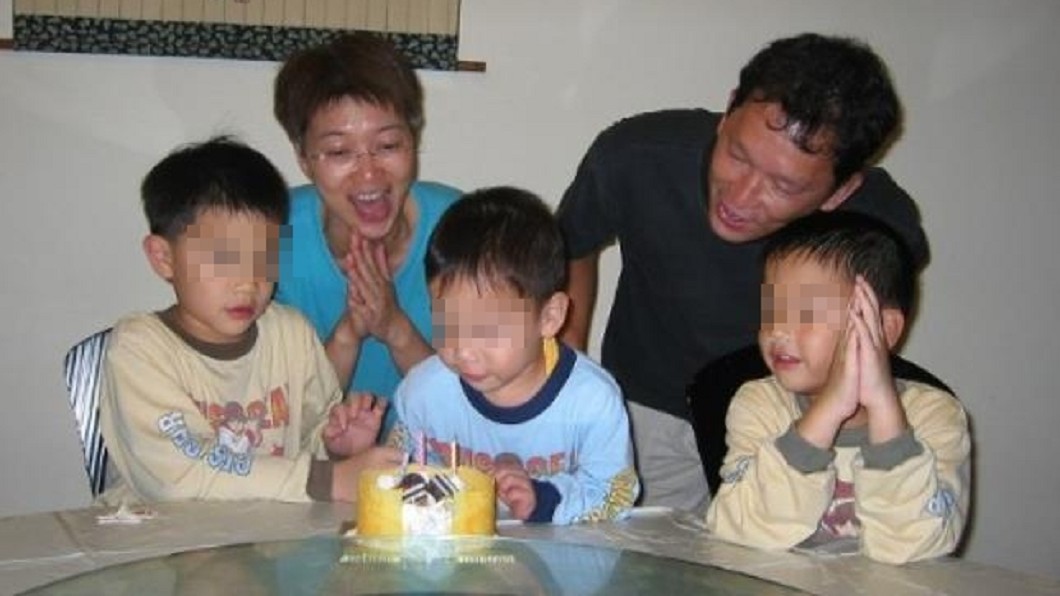 廖啟智與愛妻育有3子,豈料幼子卻於6歲早夭,令他們悲痛不已。(圖/翻攝自微博)